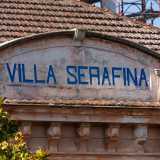 Il proprietario la battezz� subito con il nome di sua moglie Ettorina, le cui lettere si distinguono ancora oggi sotto la scritta blu dell�attuale appellativo